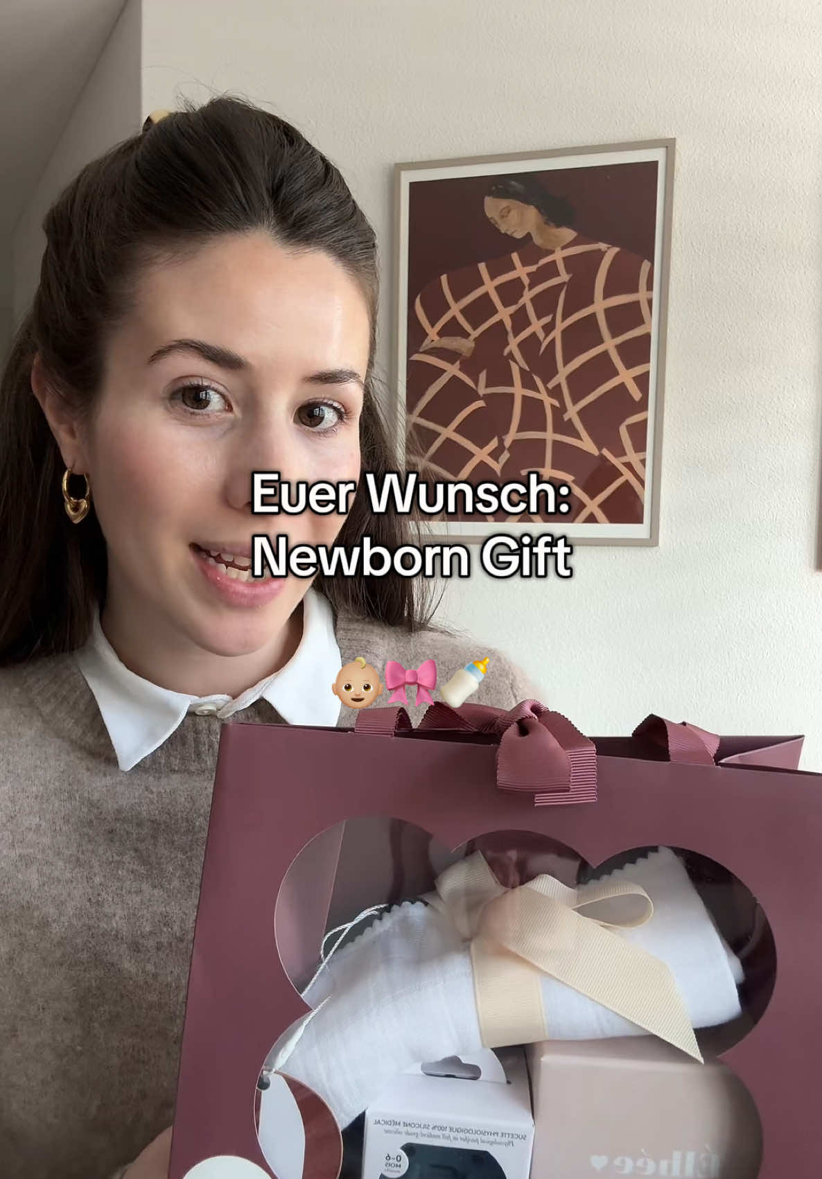 Euer Wunsch wurde erfüllt! 🎀🍼👶🏼Das NewbornGift  – voller Überraschungen und perfekt für die Kleinsten. Entdeckt unsere hochwertigen Produkte aus Portugal, den neuen Duft für Mütter und Kinder und mehr! 🎀 #NewbornGift #Überraschung #Mutterliebe #Babyliebe #Nachhaltig #MadeInPortugal #BabyEssentials #Elternleben #TikTokMoms #FamilyFirst #GiftIdeas #BabyGiftBox Instagram-Beschreibung: Ihr habt gefragt, wir haben geliefert! 🎉 Unser neues NewbornGift ist endlich da – liebevoll zusammengestellt und voller Überraschungen! Von einem hochwertigen Baumwollmuslintuch aus Portugal bis hin zu einem neuen, schadstofffreien Duft für Mütter und Kinder – perfekt für jedes Baby! 💝✨ #NewbornGift #BabyGeschenk #Nachhaltigkeit #Mamasliebe #Babylife #MadeInPortugal #Babyessentials #Familienglück #MütterCommunity #Elternsein #Überraschungspaket #Geschenkideen #Babybox