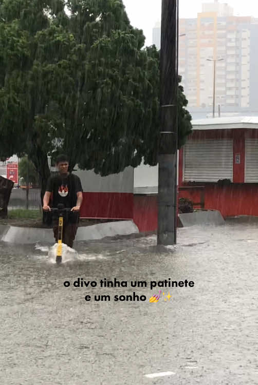 tô chocada passada que esse patinete aguentou a água de leptospirose do centro #floripa #florianopolis #enchente #chuva 