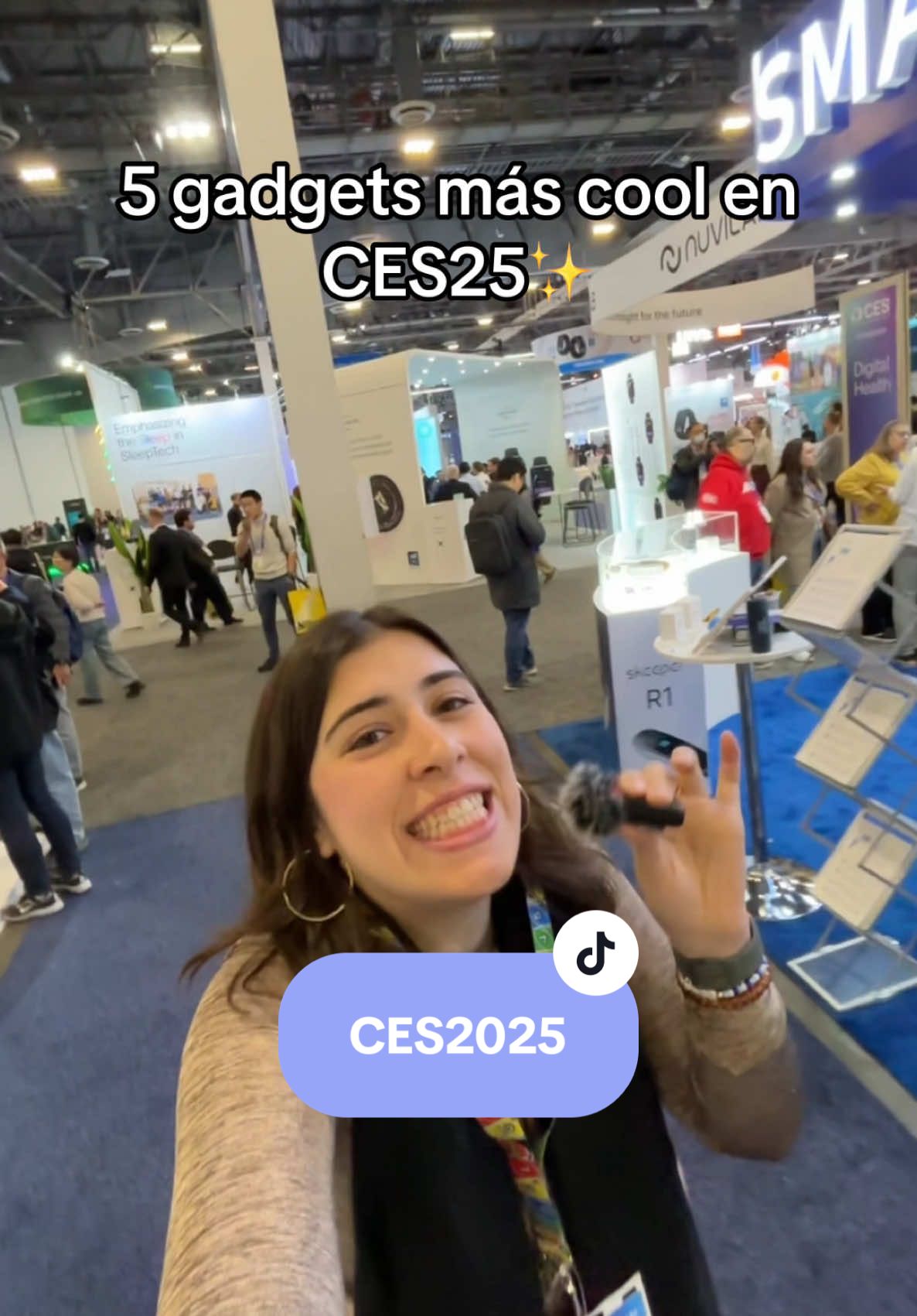 Gadgets COOL🔝 del CES2025 ✨ Estos fueron de mis favoritos (obvio había más pero estos fueron los que más me llamaron la atención) : 1. Roborock de @roborock  2. Anker’s most compact 3-in-1 wireless charger de @anker_official  3. Hakii Mix II de @hakii_official  4. The Premier 5 de @samsungmexico  5.  Mixed Reality Makeup de #Kosé  ¿Cual fue tu favorito? #ces #ces2025 #ces25 #amelievon #thepremier5 #mixedrealitymakeup #anker #hakii #roborock #fyp #techtok 