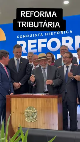 🇧🇷🇧🇷 Presidente Lula assina a lei que regulamenta a Reforma Tributária, nesta quinta-feira 16. Levou décadas para o Brasil conseguir aprovar a reforma no nosso sistema de impostos, que agora fica mais simples, mais transparente e vai reduzir as desigualdades do país, por exemplo, ao zerar os impostos da cesta básica! Uma vitória do povo brasileiro. #brasil🇧🇷 #governodobrasil #economia #comida #igualdade #lula 