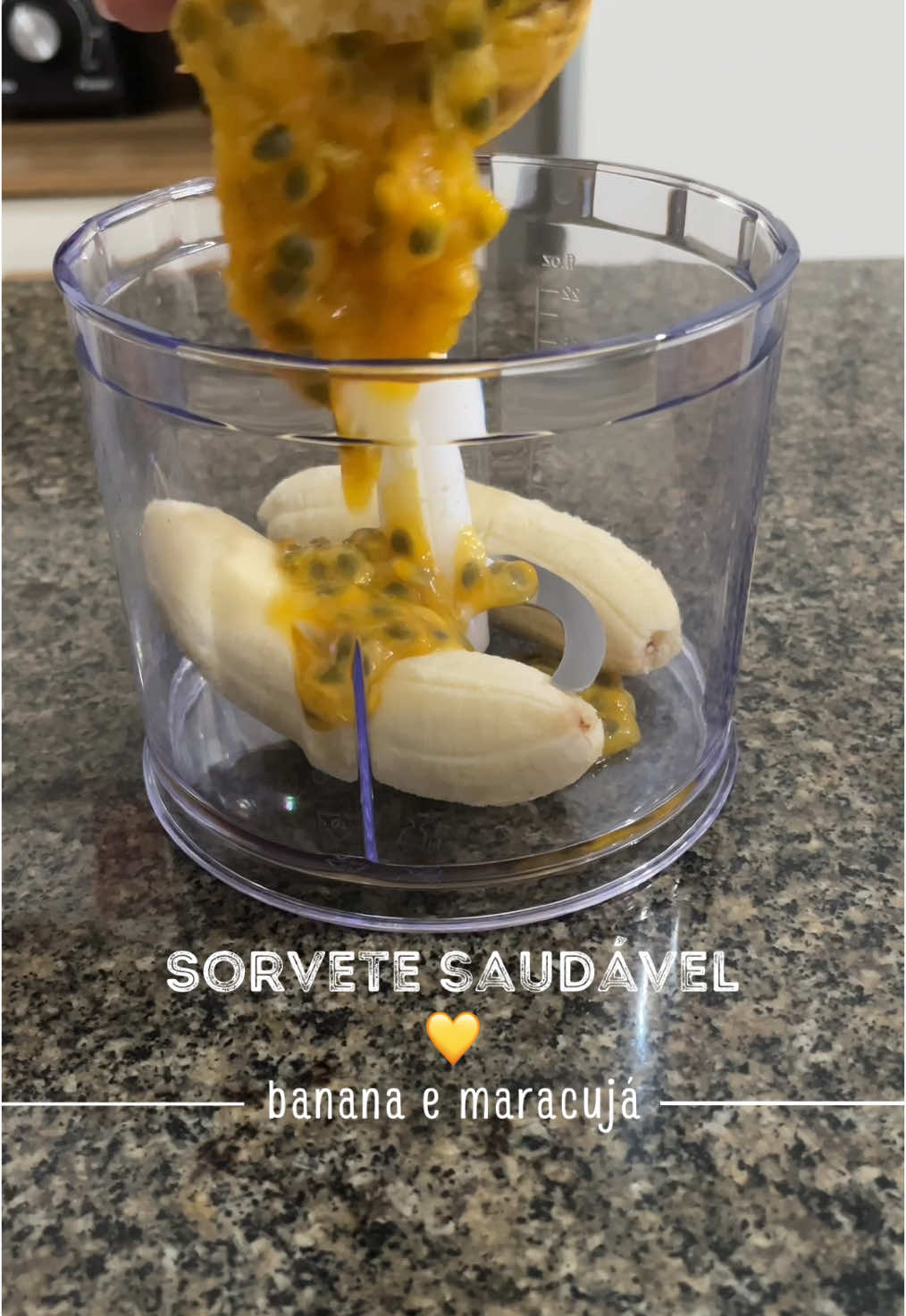 Ingredientes: -2 bananas congeladas  -1 maracujá  -2 cl de leite em pó  #sorvetesaudavel #sorvetedemaracuja #sorvetefit #receita #receitafacil 