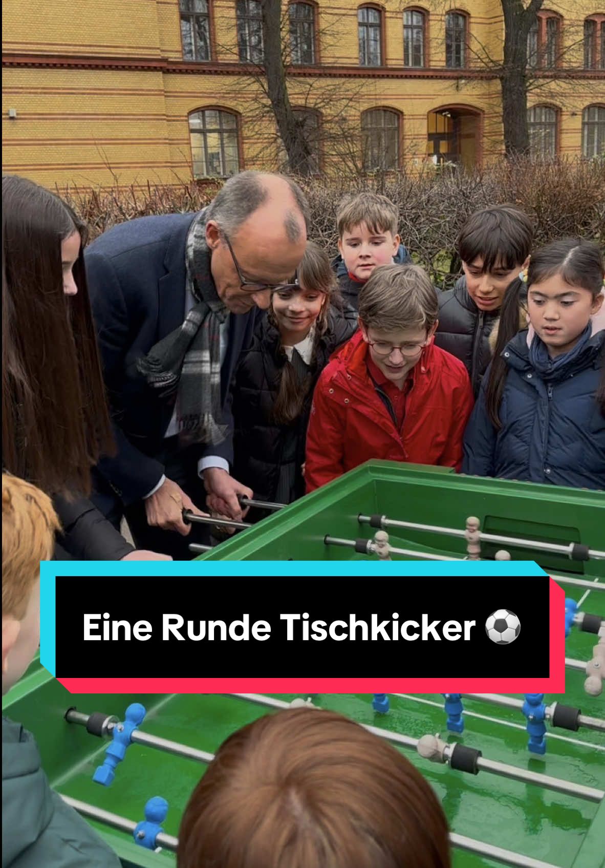 „In der Tesla Schule in Berlin-Pankow wurde heute die Schulbank gedrückt – mit beeindruckenden Kindern, die beim SAT.1-Format „Kannste (nochmal) #Kanzler?“ mitgemacht haben. Ihr Interesse und ihre Neugier an #Politik waren berührend. #Kinder sind unsere Zukunft, und es ist entscheidend, ihnen die besten Chancen und ein gutes Leben zu ermöglichen.  Neben spannenden Gesprächen gab es auch eine Runde #Tischkicker und natürlich ein paar Fotos. Vielen Dank für die Einladung – bis bald!“ (tm) #merz #friedrichmerz #berlin #deutschland #cdu #cdudeutschlands @CDU Deutschlands #fy #trending #germany 