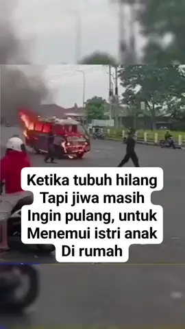 Viral!! angkot ini terbakar habis dan semua penumpang tak terselamatkan. tapi anehnya angkot ini pulang sendiri tanpa pengemudo #angkot #videoviral #tiktokviral #heboh #penampakannyata 