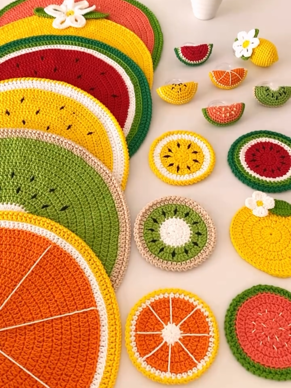 🧶#Repost @keisevidalatelie  —— 😍 Coleção de Frutas! 🥝🍉 qual a sua fruta favorita!🍋🍊   #jogoamericano #croche #crocheteiras  #frutas #sousplatdecroche 