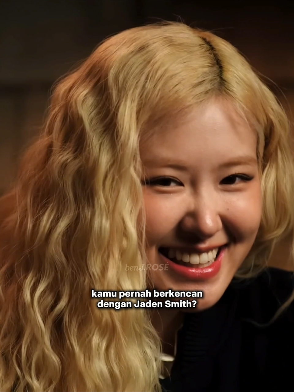 gokil, interview berasa interogasi 😄 tubuh Rosé dipasang alat polygraph sama ahlinya langsung, jadi kalau dia bohong bakal langsung ketahuan 😅 ROSÉ TAKES A LIE DETECTOR TEST. full video on Vanity Fair youtube channel ✨️ #ROSÉ #rosiebyrosé #roses_are_rosie #rosie #R #blackpink #R #fyp #foryou #foryoupage #4u #roséblackpink #jisoo #jennie #lisa #blowthisup #fypp #rosésolo #roséedit #rosé_rosie 