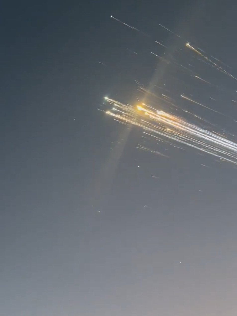 Starship 33's atmospheric reentry debris burning after an anomaly during launch. #spacex #starship #fyp #boom 