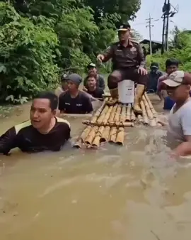 Video Direktur Utama (Dirut) PDAM Bangkalan Sjobirin Hasan naik rakit dan didorong sejumlah warga saat melintasi banjir jadi viral di media sosial. Berbagai komentar berisi kritik pedas pun dilontarkan warganet karena apa yang dilakukan Sjobirin dianggap kurang etis selaku pejabat publik. Dalam sebuah video milik warga, memperlihatkan Dirut PDAM Kabupaten Bangkalan Sjobirin Hasan, naik getek atau rakit bambu saat melintasi genangan banjir. Ia nampak duduk di atas rakit seraya memberikan instruksi. Sementara di bawahnya, ada delapan hingga sembilan orang mendorong dan menarik rakit tersebut menerjang banjir. Dari data yang dihimpun, video tersbeut berlangsung saat Sjobirin Hasan melakukan inspeksi atau pemeriksaan langsung ke salah satu fasilitas produksi air bersih milik PDAM di daerah Kecamatan Burneh, Bangkalan. Lokasi tersebut memang terendam banjir lebih dari satu meter yang membuat mesin-mesin produksi berhenti secara keseluruhan sehingga tak bisa melayani para pelanggan PDAM. Selengkapnya di : https://news.okezone.com/read/2025/01/16/519/3105128/viral-dirut-pdam-bangkalan-naik-rakit-didorong-warga-saat-melintasi-banjir Video : warganet Jadilah yang pertama mendapatkan update berita & informasi jombang di instagramnya @wargajombang #jawatimur #jombang #jombangkota #kudu #ploso#plandaan #kabuh #peterongan #tembelang #mojoagung#sumobito #ngoro #gudo #mojowarno #diwek #ngusikan #jogoroto #perak #megaluh #bareng #wonosalam #bandarkedungmulyo #kesamben #infojombang #wargajombang #semuatentangjombang #Bangkalanku #Bangkalan #Bangkalanmadura #madura 