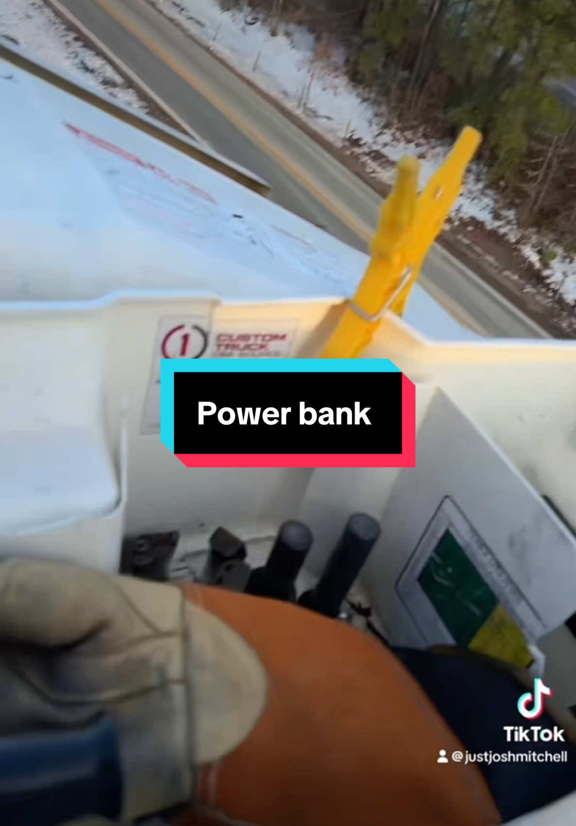 Imagine being stranded 75 feet in the air with a DEAD phone and no way down… 😱 Lucky for me, I had my power bank to save the day! Never get caught powerless. 🔋🚨 #LinemanLife #StrandedStory #PowerBankRescue #TechSaves #StayCharged #LifeHacks #NeverRunOutOfPower