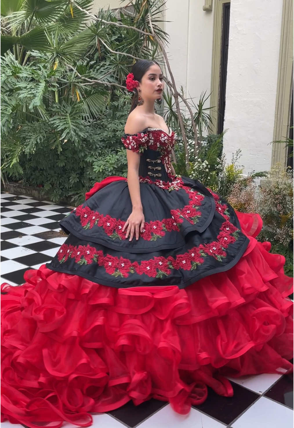 Una quinceañera portando la línea morena y esencial, by Ragazza Fashion. Diseños 100% mexicanos, fabricados de manera artesanal 💖✨❤️  #quincedress #quinceañeras #mexico🇲🇽 #usa🇺🇸 