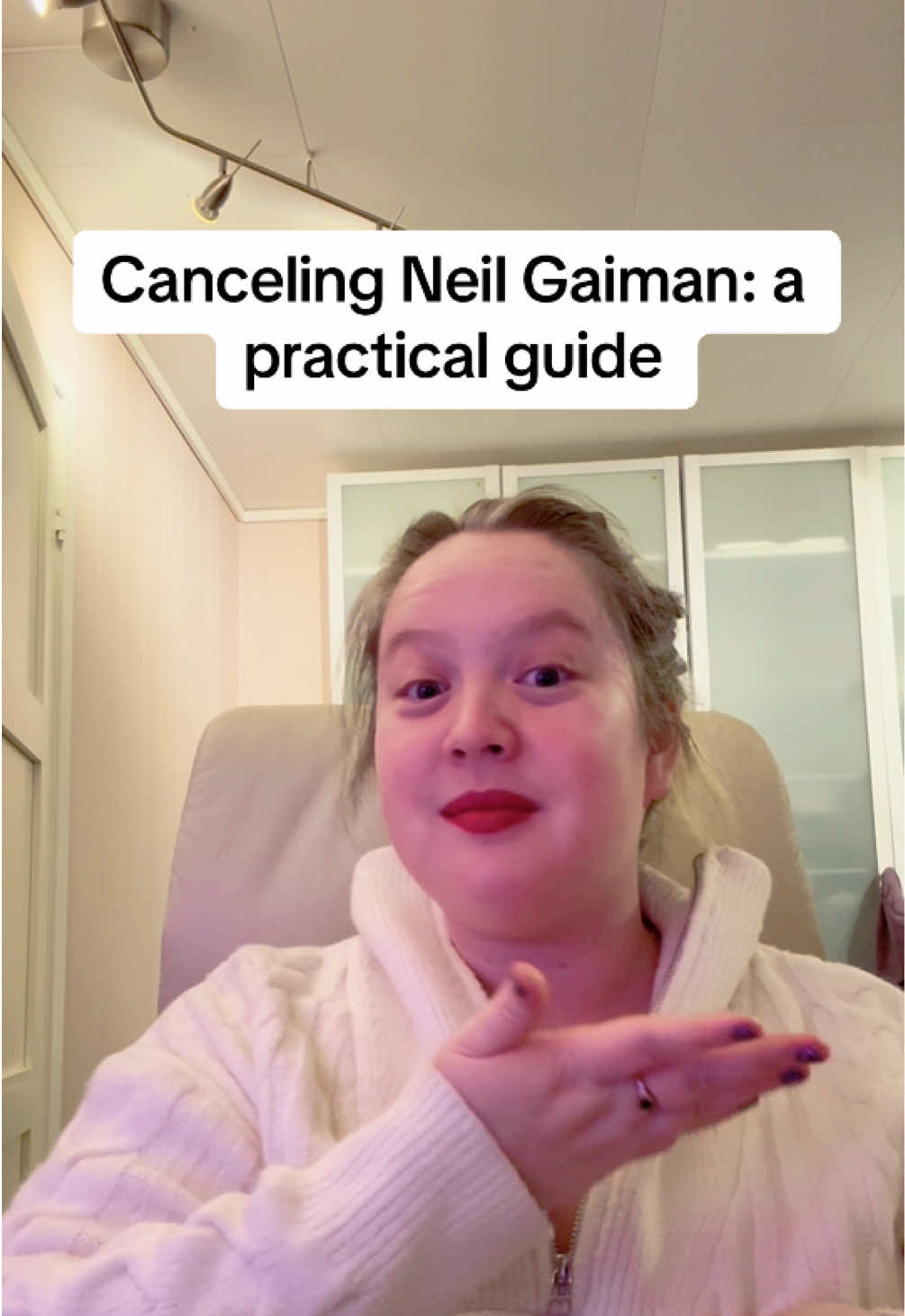 Obviously I stand with his victims, but take a pragmatic approach if you don’t know what to do with what you already have. What supports/doesn’t support him? #BookTok #readersoftiktok #fantasybooktok #neilgaiman #sandman #sandmannetflix #coraline #authorsoftiktok #authortok 