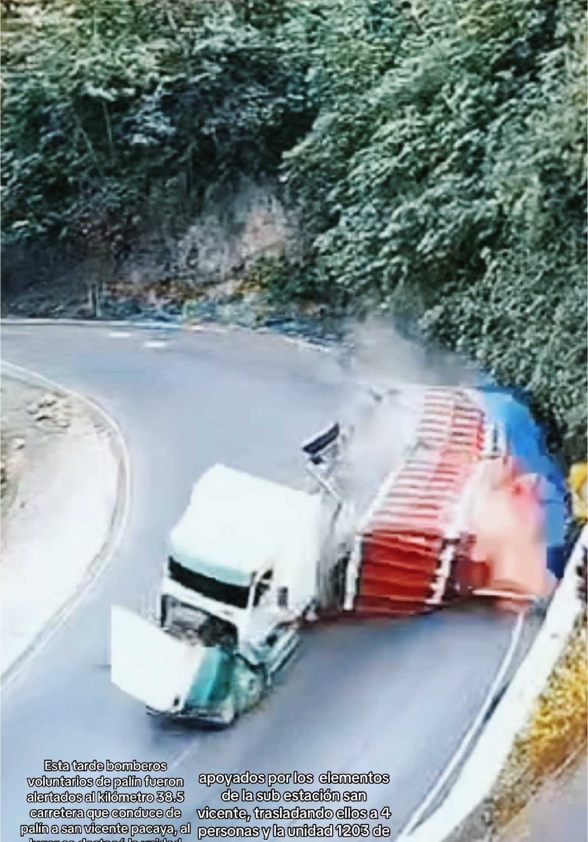 #URGENTE Esta tarde bomberos voluntarios de palín fueron alertados al kilómetro 38.5 carretera que conduce de palín a san vicente pacaya, al lugar se destaco la unidad 1203 con equipo de extracción vehícular eléctrico, apoyados por los  elementos de la sub estación san vicente, trasladando ellos a 4 personas y la unidad 1203 de Palín a uno. Siendo el piloto del vehículo tipo sedan color verde. El piloto fue identificado como Obdulio Raymundo Sazó Morales de 43 años quien resultó con laceraciones en las extremidades superiores, maxilar inferior, movilizado al Hospital de Amatitlán.