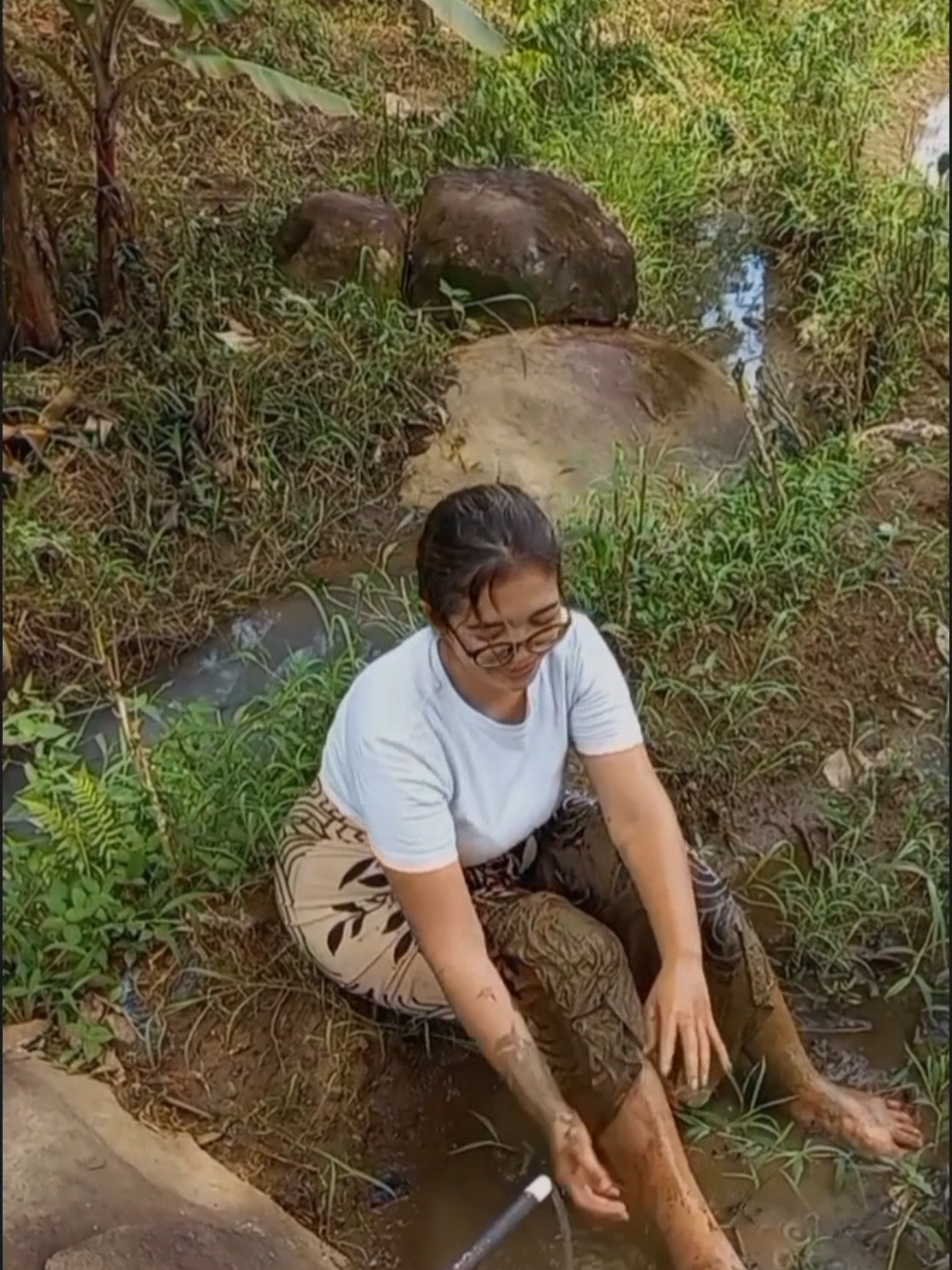 Kegiatan Di Sawah #wanita #kampung #sawah #pedesaan 