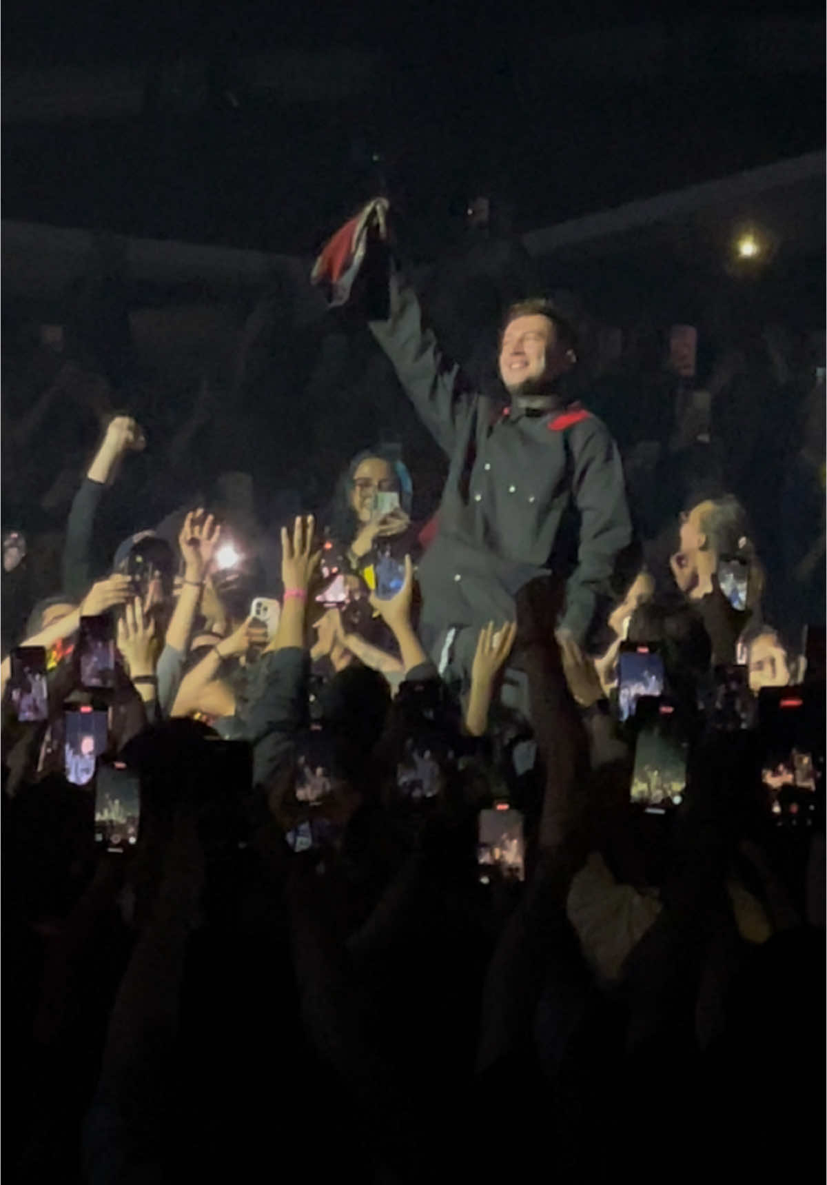 Tyler sale de sorpresa en una gradería del Coliseo… la gente sorprendida y queriéndolo abrazar ❤️🇨🇴 #twentyonepilots #tyler #tøp 