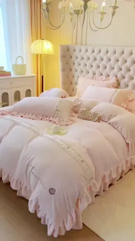 Tông hồng nhẹ nhàng bay bổng trải giường đón Tết về xinh xỉu #changagoidem #changagoidem_nhapkhau #rubidecor #changa #xuhuong #chăngagối #bochangagoidem #chăn_ga_đẹp #têt #mùađông #ninhung #ninhungcaocap 