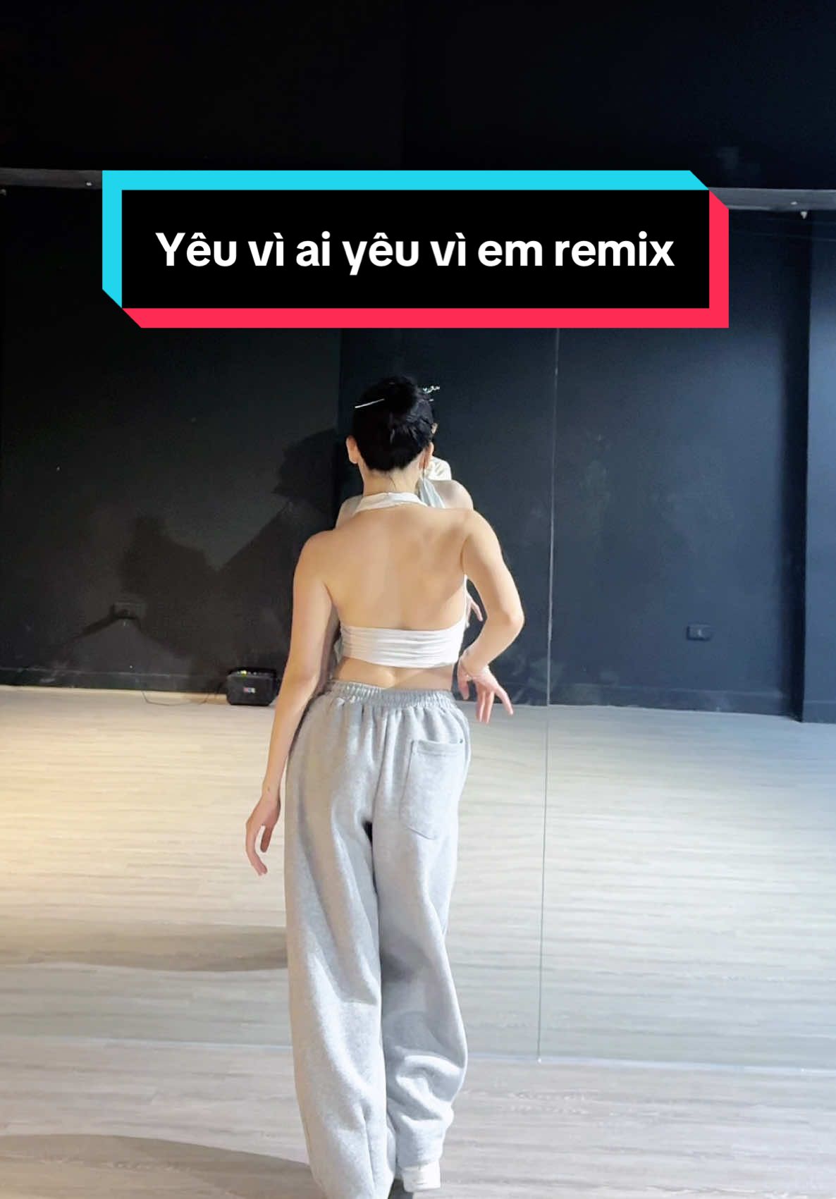 Nay có quả cameraman trông hay ghê =))) (dc: 🙋🏻‍♀️) #dancebar #yeuviaiyeuviemremix  