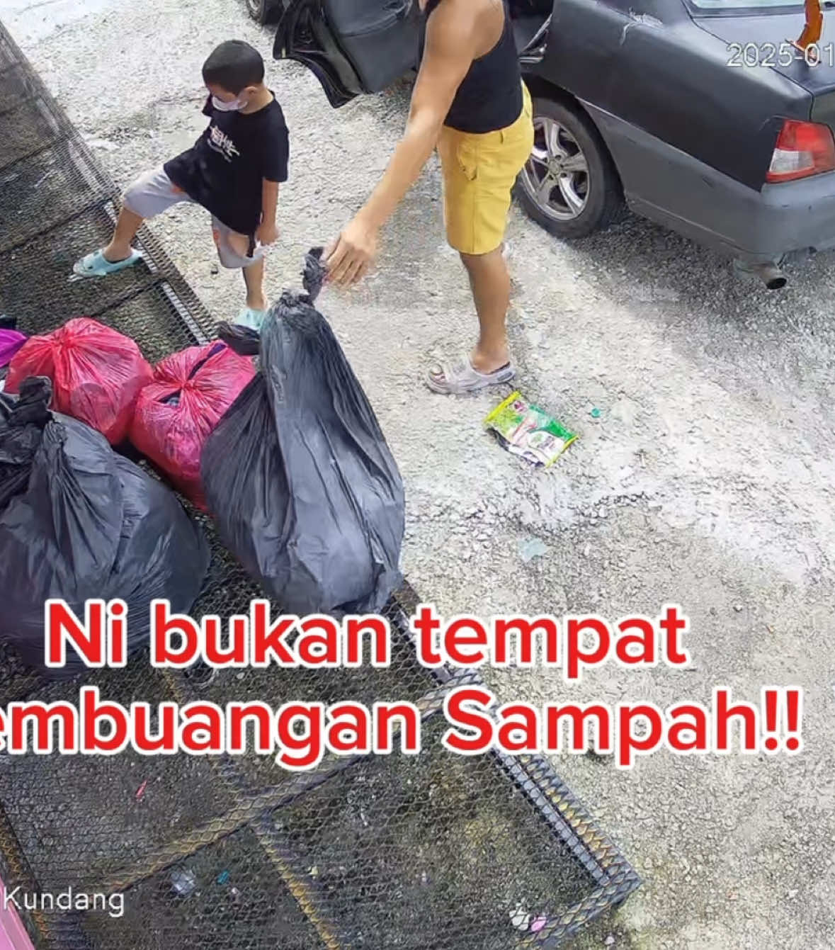 Melampau sangat! Kali ni kami dapat capture pembuangan sampah secara besar besaran!  Tolong cari pelaku sampai jumpa, kami akan laporkan pada pihak majlis. Plat number 8972. #wargakundang #viral #fyp