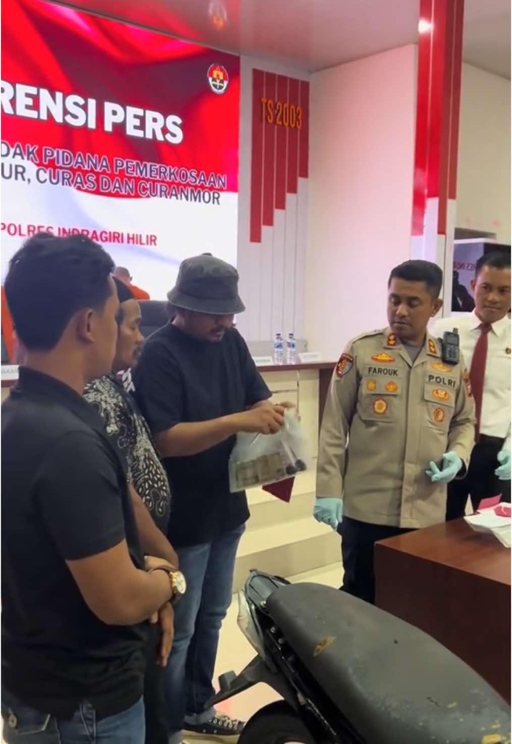 Konferensi Pers Pelaku Tindak pidana 🇮🇩💀🔥#fyp #fyppppppppppppppppppppppp #fypツ #tiktok #tiktokviral #capcut #beranda #berandafypシ #resmob #polisiindonesia #polisiindonesia🇮🇩 #polisibaik #polisiviral #jatanras #batak #bataktiktok #bataktoba #laguviral #lagubatak #musikbatak 