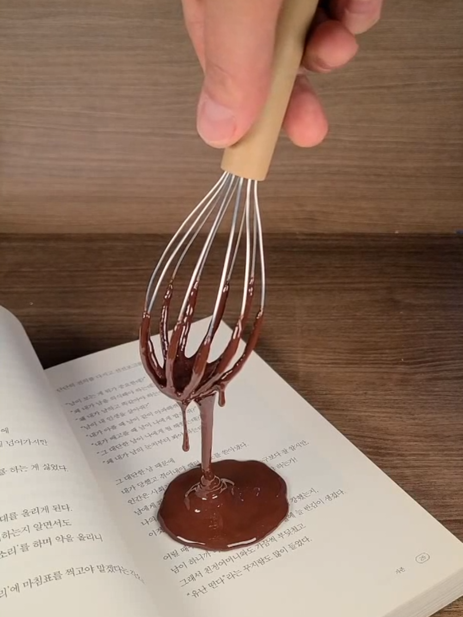 3D pen_Making Chocolate dripping whisk / 공중부양 초콜릿 만들기 [Making flowing chocolate with 3D pen] Hello. I made a model of chocolate dripping from a whisk. This can be used as a decoration or for light fun. I hope you enjoy it. Thank you :) [3D펜으로 거품기 초콜릿소스 만들기] 안녕하세요 쓰도사입니다. 이번엔 거품기에서 흐르는 초콜릿소스 모형을 만들어보았습니다. 장식으로 두어도 좋고 가벼운 장난 치기에도 좋습니다. 재미있게 봐주세요. 감사합니다 :) □Music provided by Bgm President □Track : 코믹한 BGM 모음  - https://youtu.be/M3j0QKsiIPc #3dpen #3dpencrafts #3dpenart #3d펜 #3dpencreation #fakefood #fakefoodart #음식모형 #3dpencreations #chocolate #dripping #whisk #frozenmoments #공중부양  #초콜릿 #kitchendecor #homedecor 