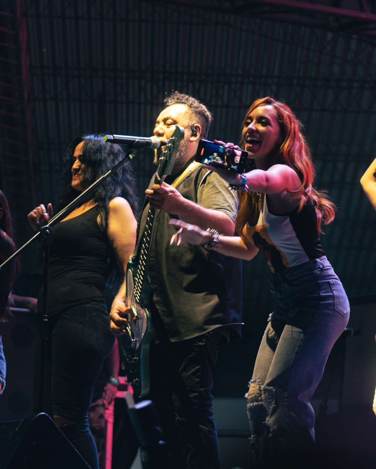 @Molotov subió al escenario a varias fans para cantar el famoso tema de #rastamandita 👯😱🔥🇧🇴🤟  #molotovband #Bolivia #concierto #santacruz #cochabamba #lapaz 