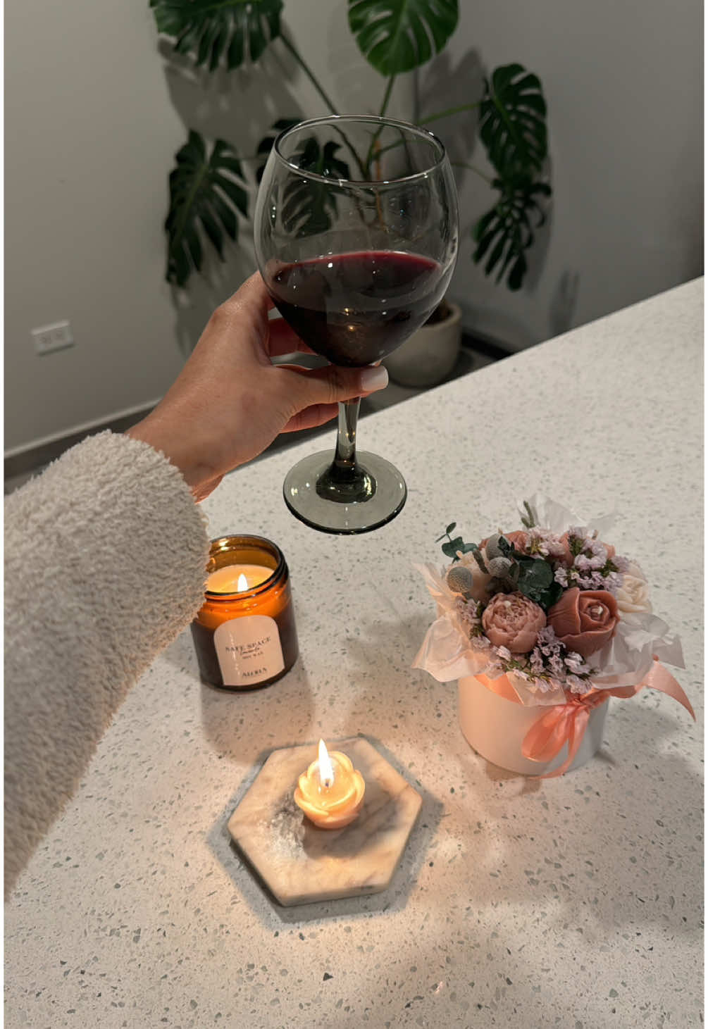 Muchas veces nos preguntan cómo se encienden este tipo de velitas ! Aquí les va un Tutorial 🙂‍↕️💘 #tj #velas #arreglosflorales #flowercandle #flores #regalos #fyp #viralvideos #candles #candlemaking #vinito #nigth #sanvalentin #febrero #tijuana #DtMf #emprendimiento #tutorial 