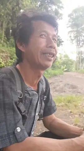 Wargi Jampangtengah,  Pa Empan Supandi Guru inspiratif yang jalan kaki ke tempat beliau ngajar. Kadang mendapat tumpangan dari orang yang merasa kasian melihat beliau jalan kaki.  Video @dian_agustian10 #infojampangtengah #infojpt #jampangtengah #guru 