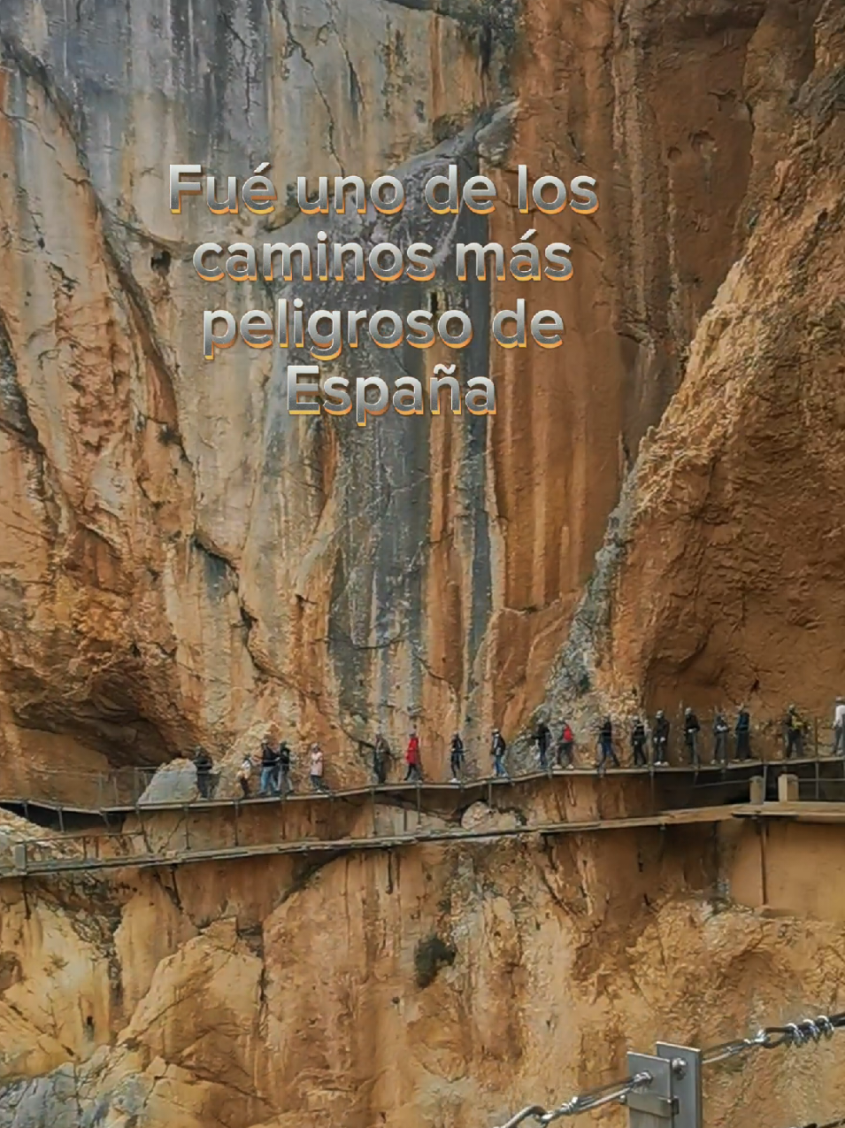 DESCRIPCIÓN. CAMINITO DEL REY. A unos 57km de Málaga , a 6km de Ardales y cerca de Álora se encuentra el Desfiladero de los Gaitanes con esta impresionante ruta que aunque no lo parezca es apta para personas con vértigo. Solamente en el tramo final hay que cruzar un puente que puede dar vértigo pero si no se mira al suelo no pasa nada. El coche se deja en alguno de los parkings a la entrada de la ruta. Hay que comprar las entradas previamente con tiempo por la web oficial del Caminito del Rey. Yo aconsejo coger entrada con guía. Os va a encantar las explicaciones que dan. Hay empresas privadas (Alojamientos,restaurantes y empresas de excursiones ) que también ofrecen la entrada a precios más elevados .#viajestiktok #fernanalm #ejército_verde💚💚 