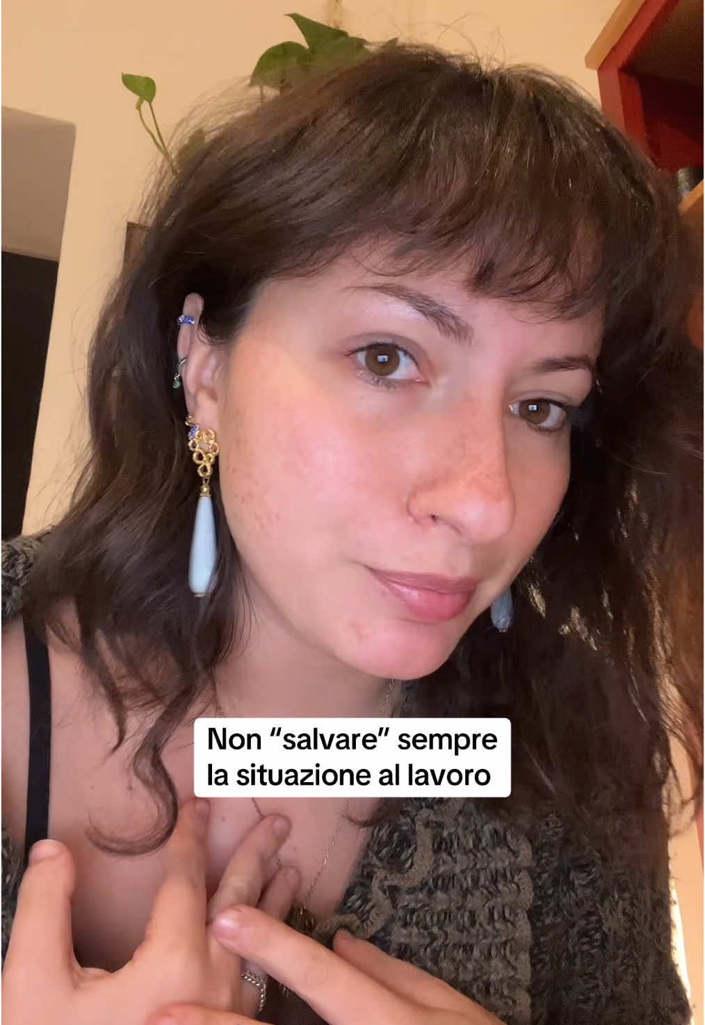 Portarsi all’overworking è pericoloso. Va bene essere disponibili, va bene tenere al proprio lavoro, ma se “salveremo” sempre la situazione difficilmente qualcuno si accorgerà che c’è un problema strutturale. #lavoroinitalia #ufficio #lavoroinufficio #burnout #straordinari 