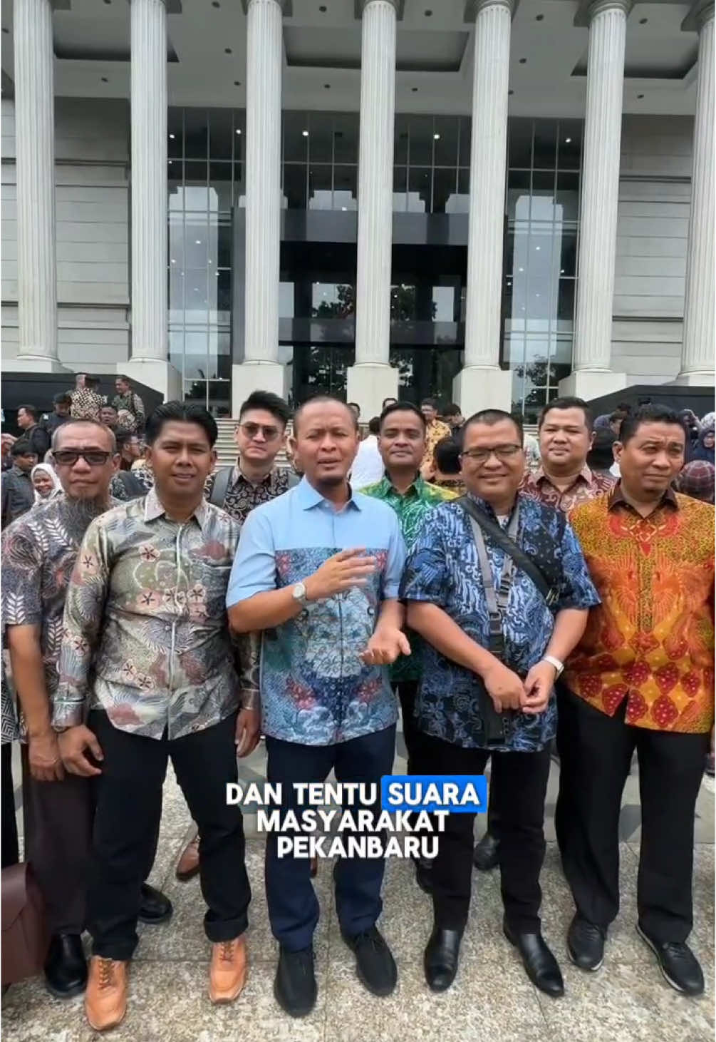 Perjuangan selama sidang Gugatan di MK, mohon selalu doakan... Saya dan Pak Markarius bersama seluruh tim hukum akan terus berupaya memperjuangkan suara masyarakat Kota Pekanbaru yang telah memberikan amanahnya kepada kami.  Saya paham, mungkin banyak masyarakat yang mempertanyakan gugatan yang mungkin sangat tidak masuk akal.. Tapi yang pasti, proses ini adalah bagian dari demokrasi, dan tentu harus kita lewati. #mkri #pilkadapku2024 