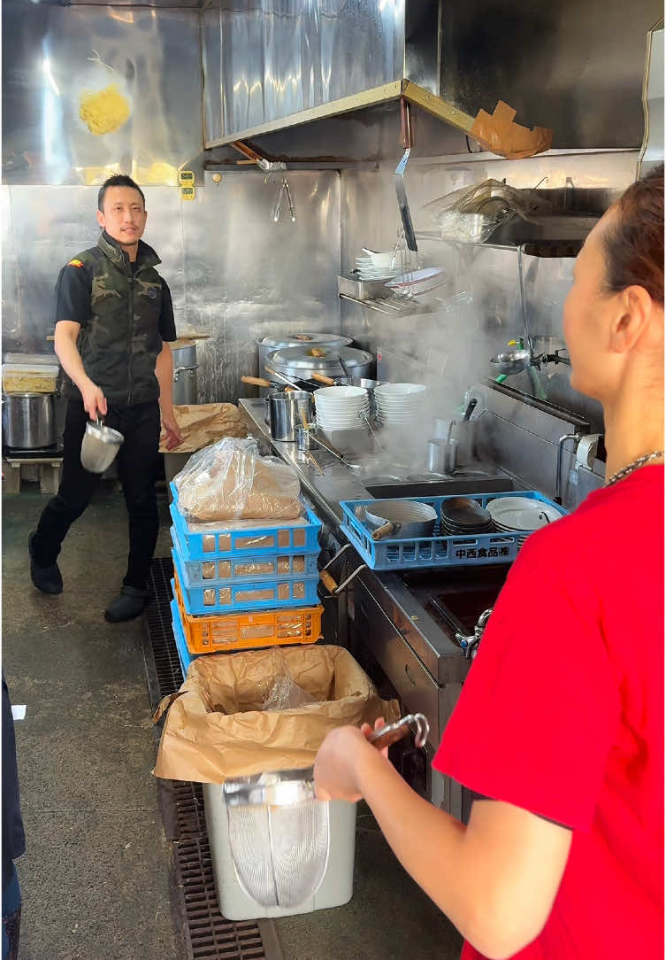 麺が宙を舞うフライングラーメン🍜 【博多らーめん ひまわり】 このお店の名物は、なんといっても空中で繰り広げられるアクロバティックな湯切りパフォーマンス！ 数日間じっくり炊き上げられた豚骨スープは、濃厚でクリーミーな味わいが絶品。 極細のストレート麺がスープによく絡み、すすり心地も抜群です！ ●今回訪れたお店 https://tabelog.com/saitama/A1106/A110601/11052271/ ——————————————————— 📍埼玉県所沢市大字日比田110-4 🚃東所沢駅徒歩20分 ⏰11:00-16:00／18:00-23:00 　（金土日 5:00-16:00／18:00-21:00） 🛏️定休日：月曜日 ——————————————————— Introducing the Flying Ramen, Where Bowls and Noodles Soar! 🍜 【Hakata Ramen Himawari】 The highlight of this restaurant is undoubtedly the acrobatic noodle-draining performance that unfolds in mid-air! The tonkotsu broth, simmered slowly over several days, boasts a rich, creamy flavor that’s absolutely exquisite. The ultra-thin straight noodles pair perfectly with the soup, offering an exceptional slurping experience! ●The restaurant we visited https://tabelog.com/saitama/A1106/A110601/11052271/ #埼玉グルメ #ラーメン #ramen #japanesefood #shorts