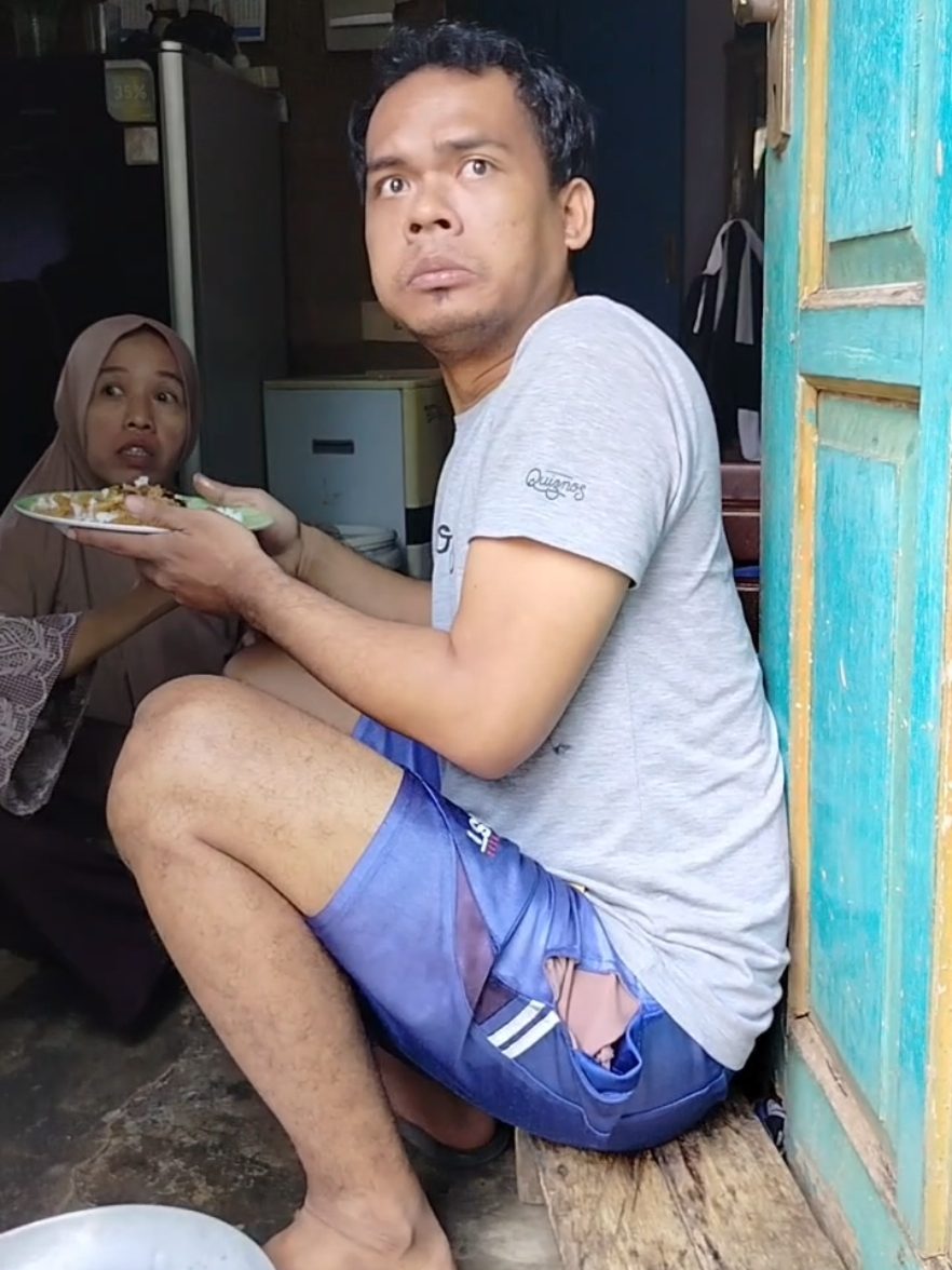 ketika lagi makan di kagetin tetangga berantem #komedi #fypviral #lucu #humor #komedihiburan #funnytiktok #pasutrikocak #fypviralシ #tehncie 