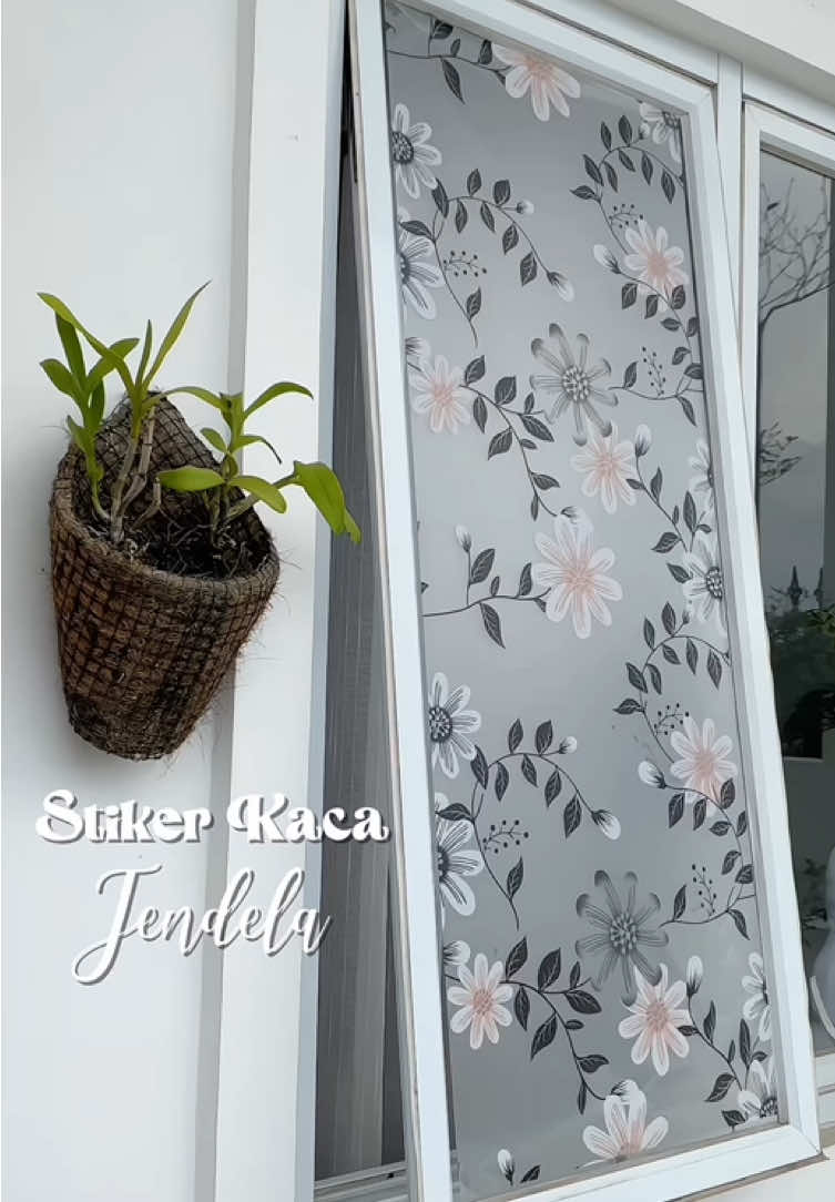 Stiker kaca jendela motif daun hitam, cantik banget✨🫶 #stikerkacajendela #stikerkaca #stickerkaca #stickerkacasandblast #wallpaperkaca 