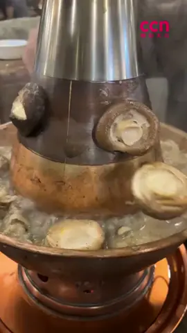 这不是特效！烤香菇的时候，它竟然发出了像音乐一样的声音！ 📸 抖音@小芥菜 #烤香菇 #香菇音乐会 #奇妙声音 #食物魔法 #烤制食物 #美食惊喜 #烹饪趣事 #食物趣味 #烤香菇发声 #美味与节奏 #fypシ #fyp #viral