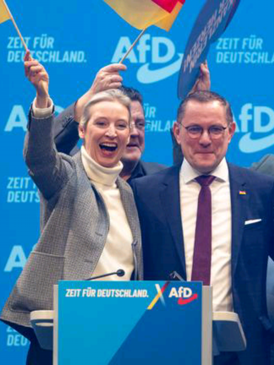 Die Alternative für Deutschland (AfD) erlebt aktuell einen beispiellosen Aufschwung. Mit stabilen Umfragewerten über 20 Prozent, wachsender Unterstützung in ganz Deutschland – insbesondere im Osten – und einem deutlichen Mitgliederzuwachs, setzt die Partei neue Maßstäbe. Wir werfen einen Blick auf die Gründe hinter dem Höhenflug: Migration, steigende Energiekosten und soziale Ungerechtigkeiten. Doch was bedeutet dieser Trend für die Bundestagswahl am 23. Februar 2025? Kann die AfD sogar die Union überholen? #afd #alternativefürdeutschland  #aliceweidel #weidel #aliceweidel💙 #chrupalla #krah #höcke #cdu #csu #spd #linke #grüne #merz #scholz #habeck #lindner #baerbock #lauterbach #steinmeier #politik #bundestagswahl #umfrage #deutschland #news #nachrichten #aktuelles 