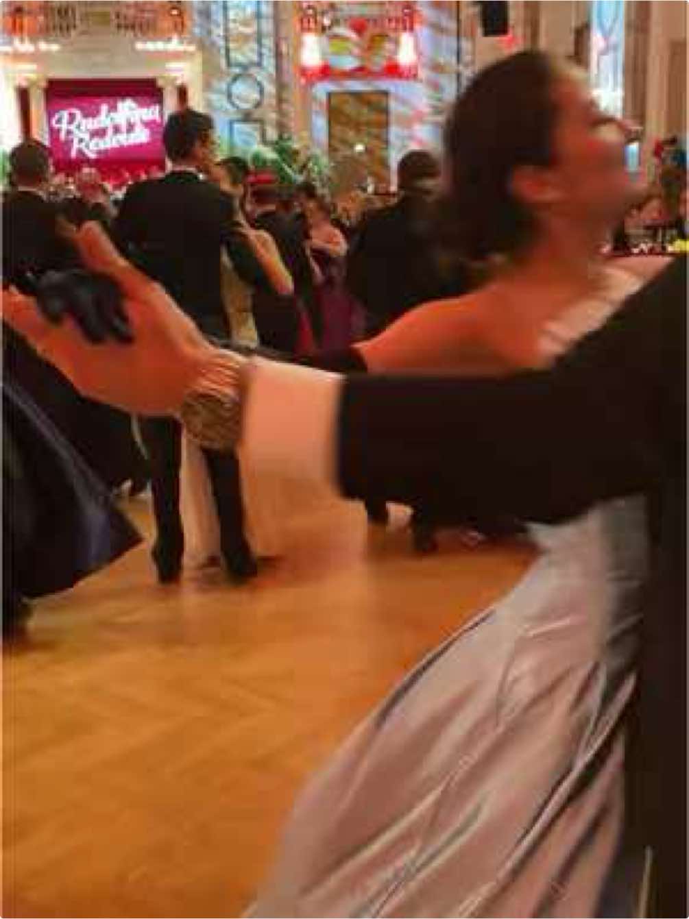 The @rudolfina.redoute ball 🎭 This magical moment when the music and the dance floor open their arms wide to you ✨💃✨ Next trip in Vienna for the Juristen ball the 1th March  🏛️ : Hofburg imperial palace 💃 : @mango_con_menta  #waltz #ballroom #ballroomdance #valse #dance #danse   #artofliving #vienne #elegance#artdevivre #vienna #wien🇦🇹 