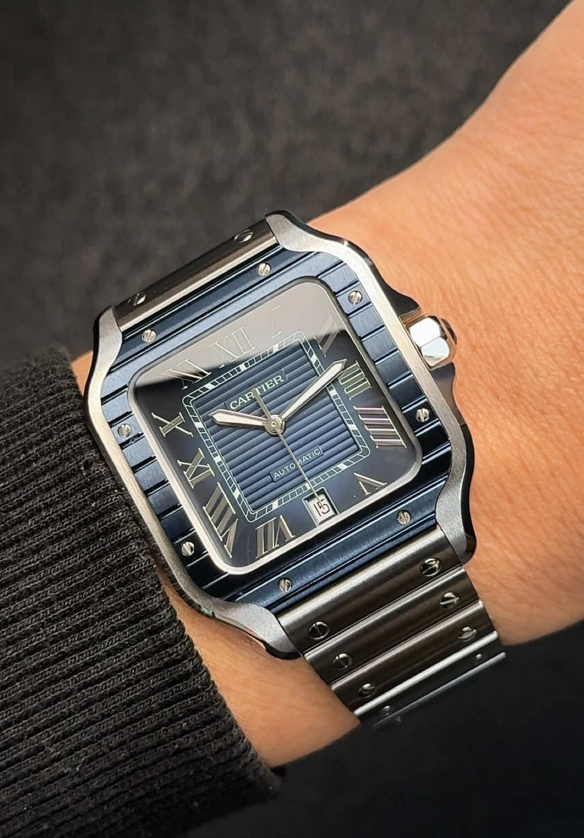 🇨🇭Biểu tượng thanh lịch vượt thời gian 🤟  Cartier Santos de Cartier WSSA0048 là mẫu đồng hồ lớn với bộ máy cơ tự động, calibre 1847 MC. Vỏ thép không gỉ, viền PVD, núm vặn bằng thép được đính viên spinel xanh tổng hợp, mặt số xanh với họa tiết sọc, kim hình kiếm bằng thép phủ chất phát quang, cùng với các cọc số giờ cũng được phủ chất phát quang, và kính sapphire. Dây đeo thép với hệ thống điều chỉnh “SmartLink”. Dây đeo thứ hai bằng cao su màu xanh, với khóa gập bằng thép có thể thay thế. Cả hai dây đeo đều được trang bị hệ thống thay đổi “QuickSwitch”. Kích thước vỏ: 39,8 mm, độ dày: 9,38 mm. Khả năng chống nước lên đến 10 bar (khoảng 100 mét).   Thiết kế tinh tế và chất liệu cao cấp Với kích thước 39,8 mm và độ dày 9,38 mm, Cartier Santos de Cartier WSSA0048 mang đến sự cân đối hoàn hảo giữa sự hiện đại và cổ điển. Vỏ thép không gỉ kết hợp với viền PVD màu xanh tạo nên điểm nhấn độc đáo, trong khi mặt số xanh với họa tiết sọc và các cọc số La Mã trắng mang lại vẻ thanh lịch đặc trưng của Cartier. Kim hình kiếm và các cọc số giờ được phủ chất phát quang, giúp dễ dàng xem giờ trong mọi điều kiện ánh sáng.   Bộ máy chính xác và tiện ích vượt trội Đồng hồ được trang bị bộ máy cơ tự động calibre 1847 MC, đảm bảo độ chính xác và độ tin cậy cao. Hệ thống dây đeo “SmartLink” cho phép điều chỉnh dễ dàng, trong khi hệ thống “QuickSwitch” giúp thay đổi giữa dây đeo thép và dây cao su một cách nhanh chóng, phù hợp với nhiều phong cách và dịp khác nhau.   Giá trị và sự khẳng định đẳng cấp Cartier Santos de Cartier WSSA0048 không chỉ là một chiếc đồng hồ, mà còn là biểu tượng của sự thanh lịch và phong cách vượt thời gian. Sở hữu mẫu đồng hồ này là khẳng định gu thẩm mỹ tinh tế và đẳng cấp của người đeo.  #cartier #cartiersantos #santos #DongHoPho #Luxurywatch #authenticwatch #dongho #donghochinhhang 