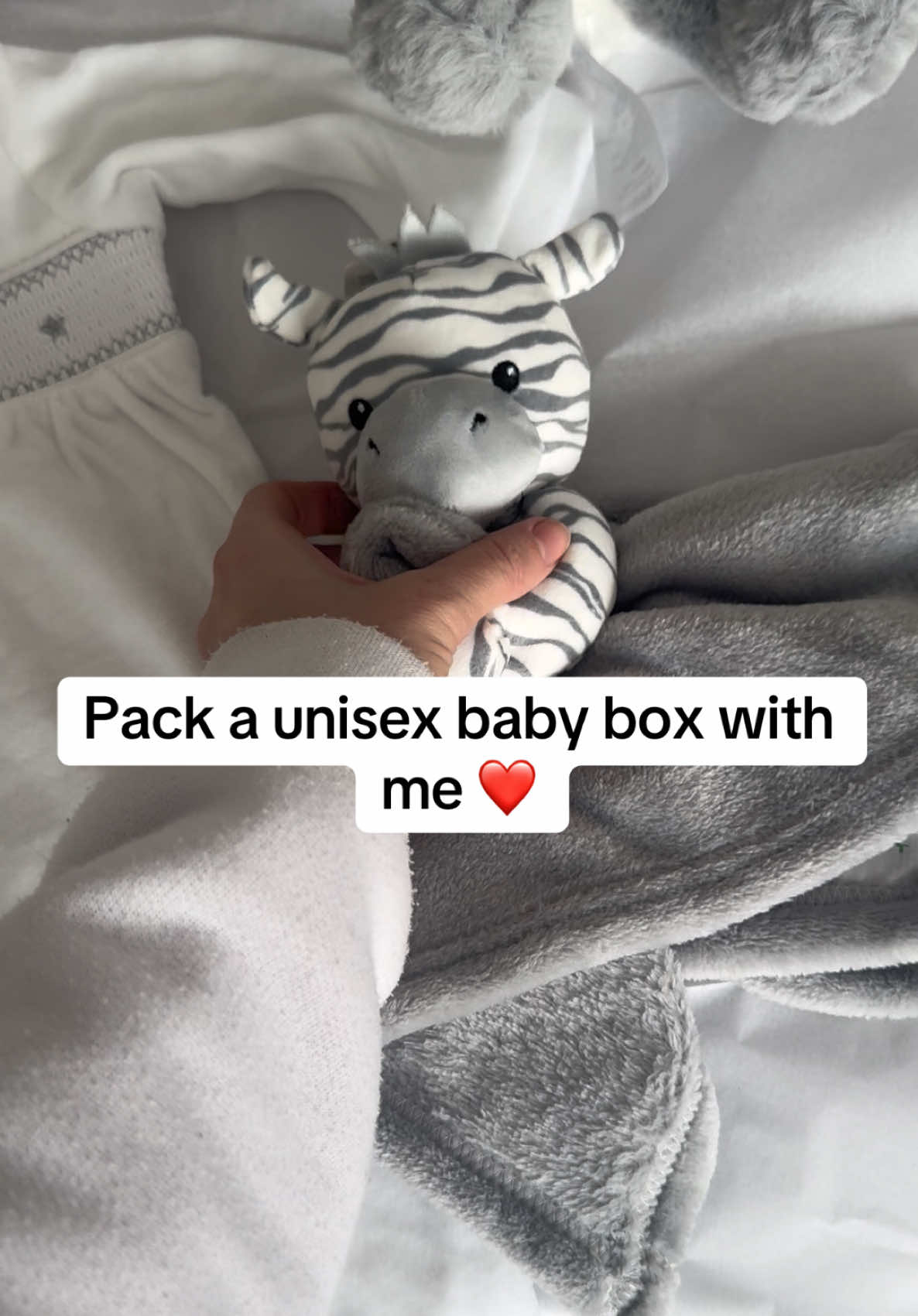 Pack a unisex baby box with me 🫶 link in bio #fyp #giftboxlady #newbabybox #unisexbaby #unisexbabyclothing 