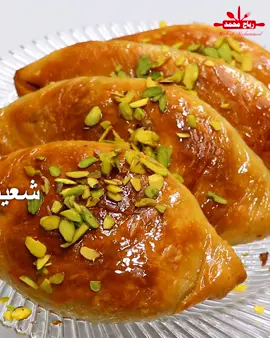 أسرار الشعيبيات المورقة خطوة بخطوة وصفة منزلية سهلة وسريعة والعيار بالكوب مع طريقة تحضير القطر مع رباح محمد الشعيبيات هي حلوى شرقية تقليدية شهيرة، خاصة في بلاد الشام، وتتميز بطبقاتها الرقيقة المقرمشة والقشطة اللذيذة. تتعدد أنواع الحشوات التي يمكن استخدامها مع الشعيبيات، مثل القشطة والمكسرات والتمر. مكونات شعيبيات مورقة منزلية دقيق متعدد الاستخدامات ( 6 أكواب سعته 250 مل ) كربونات الصودا ( نصف ملعقة صغيرة ) ملح ( 1 ملعقة صغيرة ) قطر ( الشيرة ) ( ربع كوب ) بيضة واحدة ويمكن استبدالها بالماء خل أبيض ( 1 ملعقة صغيرة ) الماء ( كوبين نضيفها على دفعتين ) زبدة حيوانية  ( 1 ملعقة كبيرة ممتلئة ) مكونات تحضير القطر سكر ( يمكن تحضير ربع الكمية ) ( 6 أكواب ) الماء ( 4 أكواب ) عصير الليمون ( 1 ملعقة كبيرة ) ماء الزهر ( 2 ملعقة كبيرة ) ( أختياري ) مكونات حشوة الشعيبيات جوز ( حوالي كوبين ) سمنة ( 1 ملعقة كبيرة ) قرفة  ( 1 ملعقة صغيرة ) قشطة ( على حسب الرغبة ) الحشوة اختيارية القليل من الفستق للتزيين بتشهي القلب جربوها وبالعافية الكوب المستخدم في الوصفة سعته 250 مل