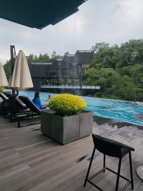 Staycation in Bandung #hotelbintang5bandung #staycationbandung #hotelgaiabandung #lembangbandung #swimmingpool #infinitypool 