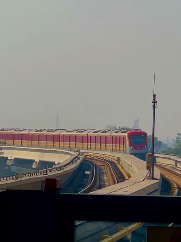 wah wah Lahore Lahore aa bawaaa   #Lahore #trainlover #uk #fype #fypeeeeeeeeeeeeeeeeee #pakistanrailway #orangelinetrain #train 