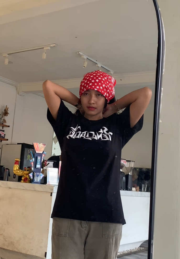 styling bandana di kepala nih gais, bisa buat di pasang di topi juga,  slayer bandananya enak buat styling ootd #bandana #slayer #OOTD #barudaklosantos #scraft #skena #masker #ootdfashion #outfitinspiration 