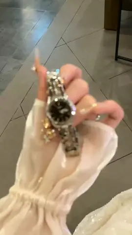 😍🤍🤍 #jamtangan #jamtanganwanita #mewah #elegan #koreanstyle #viral #tiktokseller #affiliate #antiair #fyp #foryou 