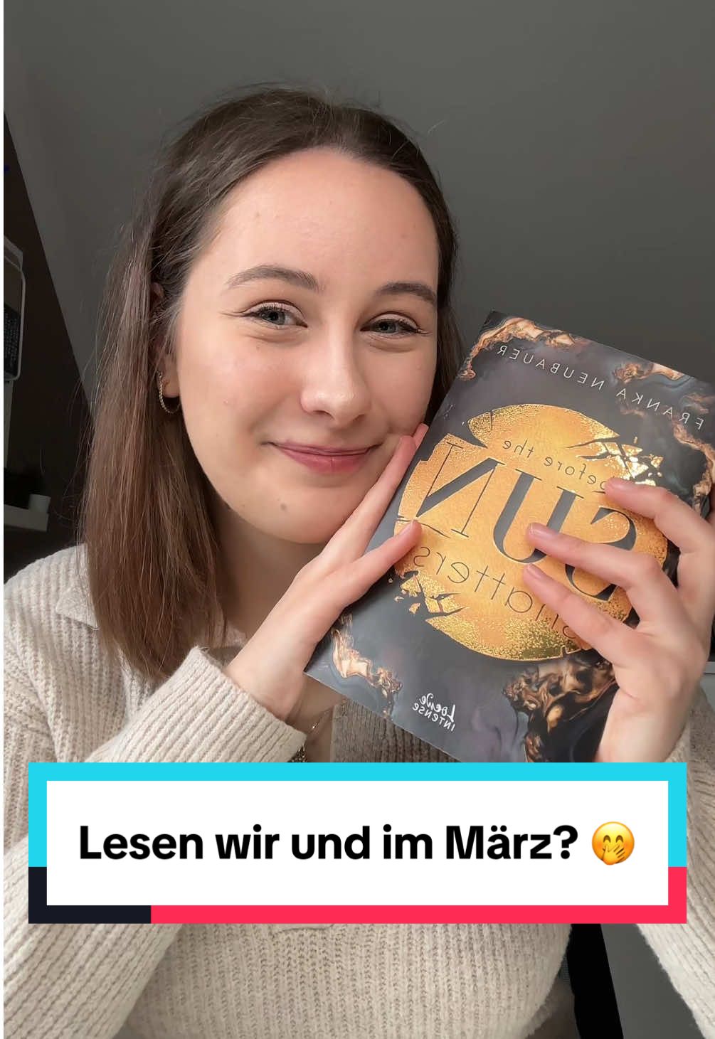 Wer war noch absolut OBSESSED mit PLL?  Ich wollte genau diesen Vibr in „Before the Sun Shatters“ einfangen und finde, dass ist mir auch gelungen 🤭🌝🤫 Wenn ihr jetzt neugierig seid: Buch gibt es signiert bei der @Buchhandlung Graff📖 🥰🌞🌶️🍋❤️‍🩹🛵✨ #prettylittleliars #pll #mysterybook #romanticsuspense #romanticsuspensebooks #bookrec #loeweintense #newadultromance #mustread #commingsoon 