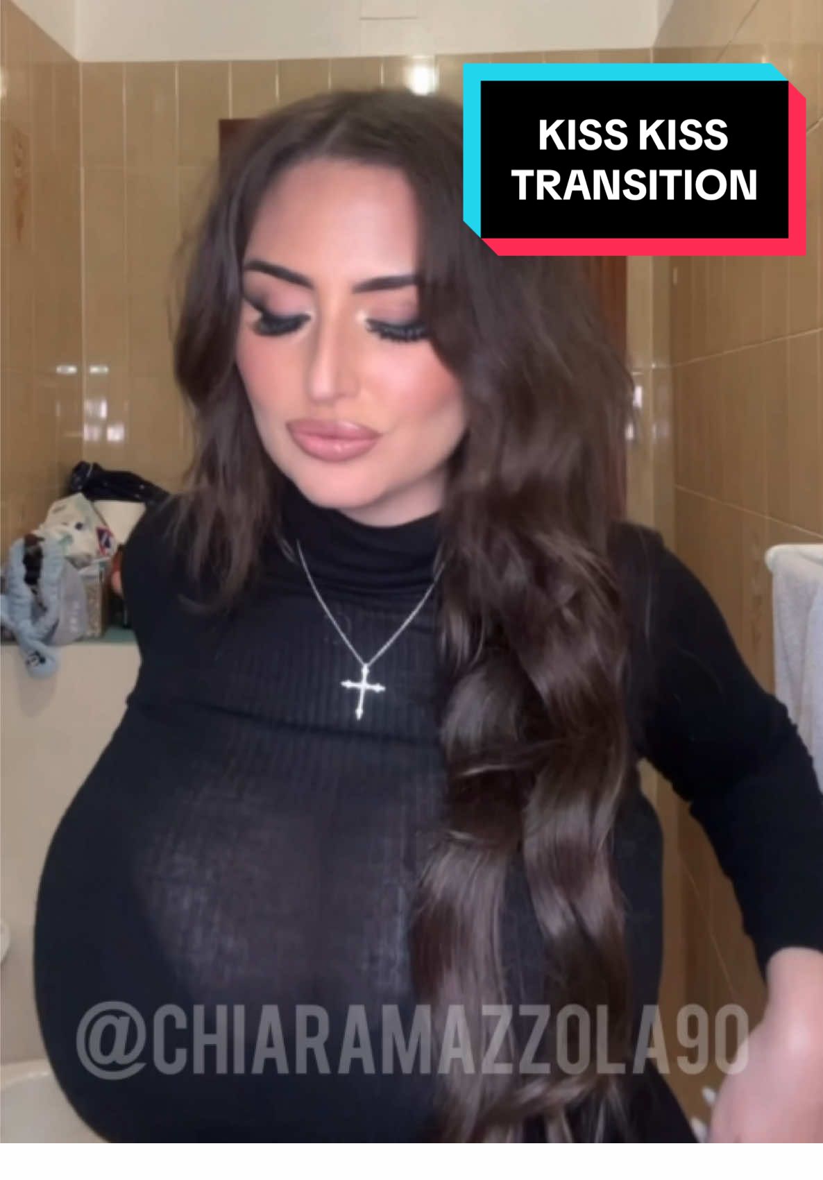 Kiss kiss transition 💋 Pigiama o maglione? Pjs or turtleneck? 😘 #kisskisstransition #kisskiss #pjs #pigiama #trends #fyp 