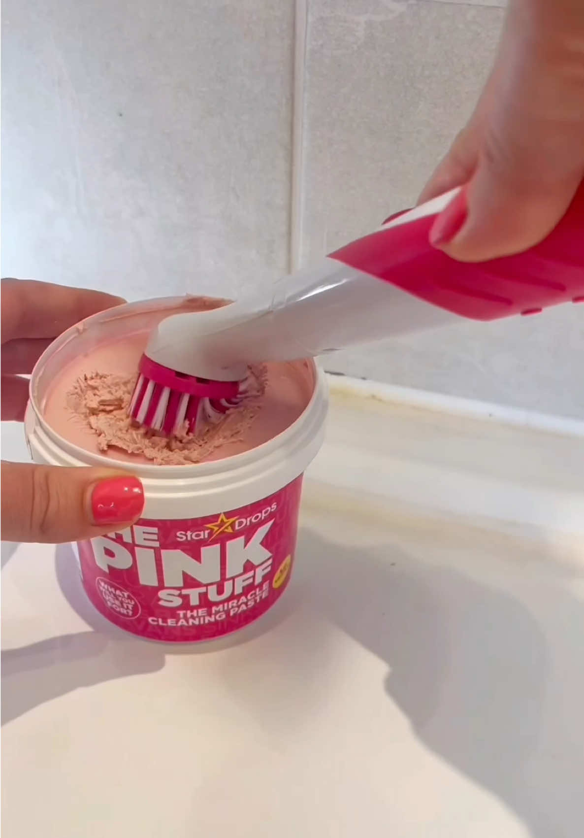 Cleaning therapy with The Pink Stuff Paste🧘🏼‍♀️💗👌🏼 @Lauren Geary @Ash ✨💖 @sss_sophiie 👈🏼🎥 #thepinkstuff #pinkstuff #cleaning #CleanTok #cleaningmotivation #pinkpowerhour #reset #bathroomcleaning #cleaningtherapy #deepcleaning 