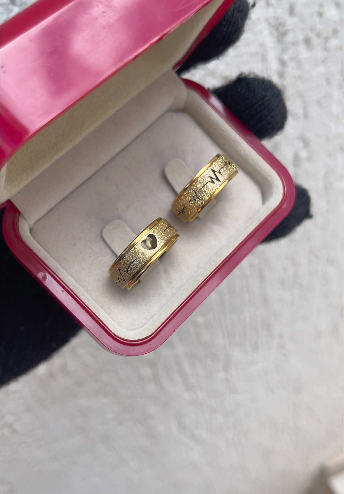 Lindas alianças banhadas (Coração vazado + batimento cardíaco) 🥰❤️💍 . . . . . . #viral_video #casamento #compromisso #aliancasdecasamento #noivado #aliancas #