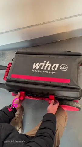 Smart wire strippers ideal for electrician installations#tiktokshop #sparky #homediy #tool #electriciantools #electricianlife #electricians #wirestrip #ttslevelup 
