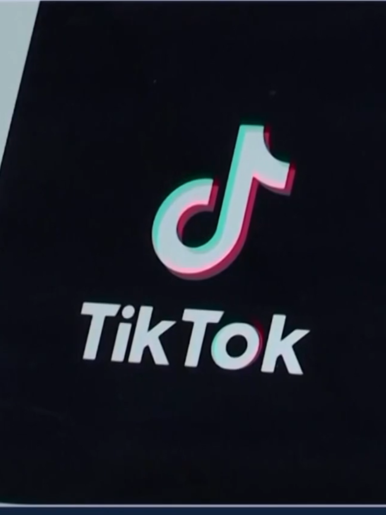 🚨#ÚLTIMAHORA | La Corte Suprema asestó este viernes un duro golpe a #TikTok al dar luz verde a la ley que podría llevar a la prohibición de la popular plataforma en #EstadosUnidos, a partir de este mismo fin de semana. Los magistrados rechazaron el argumento de los abogados de TikTok de que la ley, aprobada el año pasado con apoyo bipartidista, atenta contra la libertad de expresión. El dictamen de este viernes significa que la ley puede entrar en vigor este domingo, como estaba previsto. Se estima que 170 millones de personas usan TikTok en el país. @javiervegau tiene lo último.