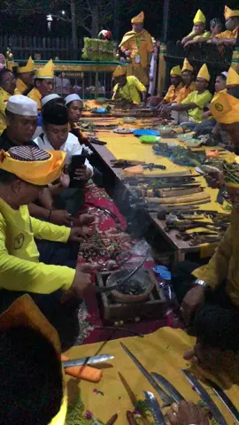 Marabun wasi Acara maaturi dahar di makam sultan suriyansyah🙏 #maaturidahar #merabun #merabunwasi #makansultansuriyansyah #banjarmasin #kalimantanselatan #urangbanjar #laungkuningpacjorong #like #laungkuningbanjar #rakatbadingsananakan #hidupbanjar #asamasam #pelestarisenibudaya #melestarikandatdanbudaya #harammayarahwajasampaikaputing #rakatbadingsanakan 