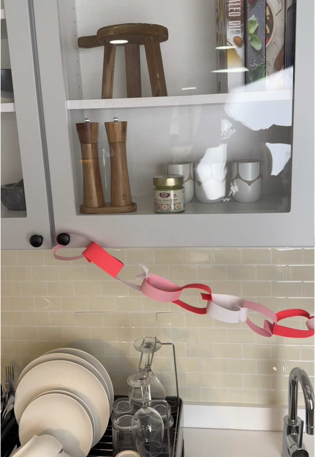 The easiest decoration for Valentine’s Day! 💕 Save to recreate🫶🏼 #valentine #ValentinesDay #DIY #craft #decoration #easy #simple #pink #kitchen #organize #organizedhome #clean #Love #diyproject