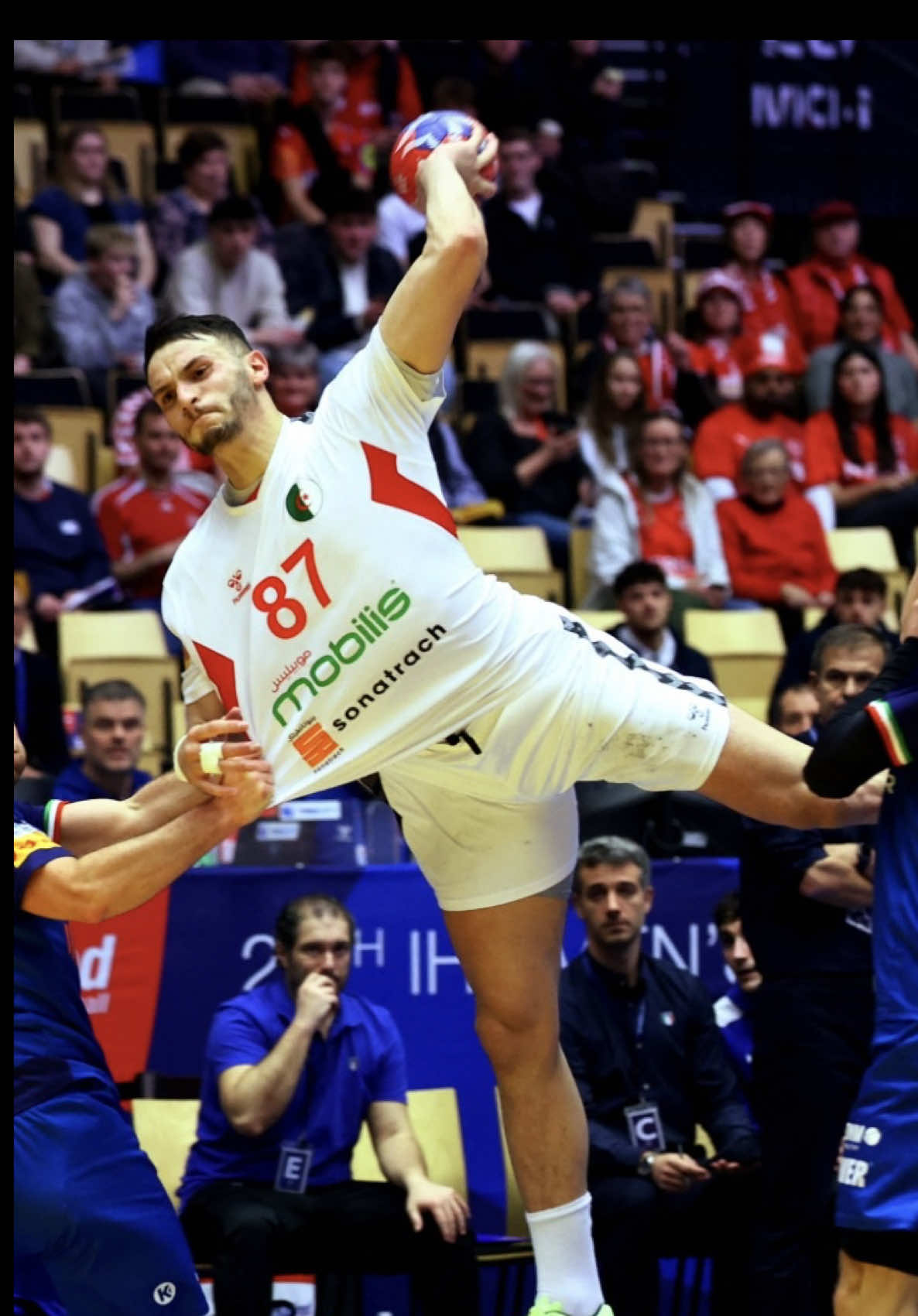 Ayoub Abdi firma el gol del Mundial pese a que quede el 90% del torneo. Una acrobacia de gimnasta olímpico y una definición de mucha clase para anotar una auténtica obra de arte. #handball #balonmano #ayoubabdi #worldcup 